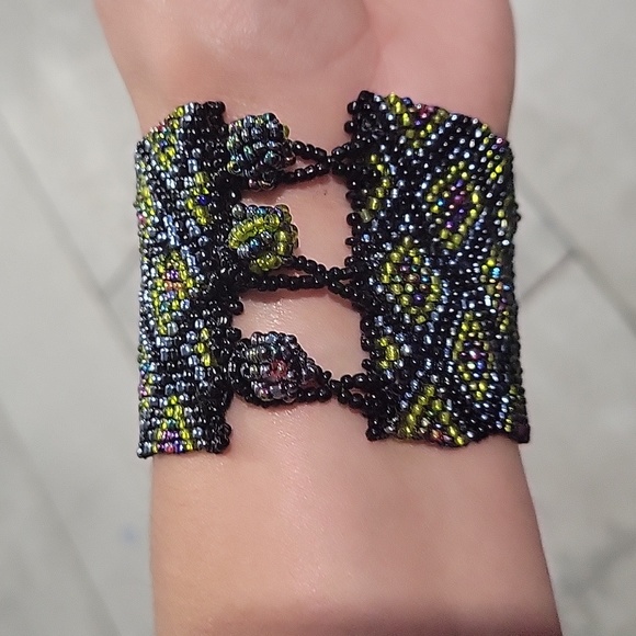 Lilly fashion  beaded bracelet  with 3 knobs to Secure it - Picture 2 of 4